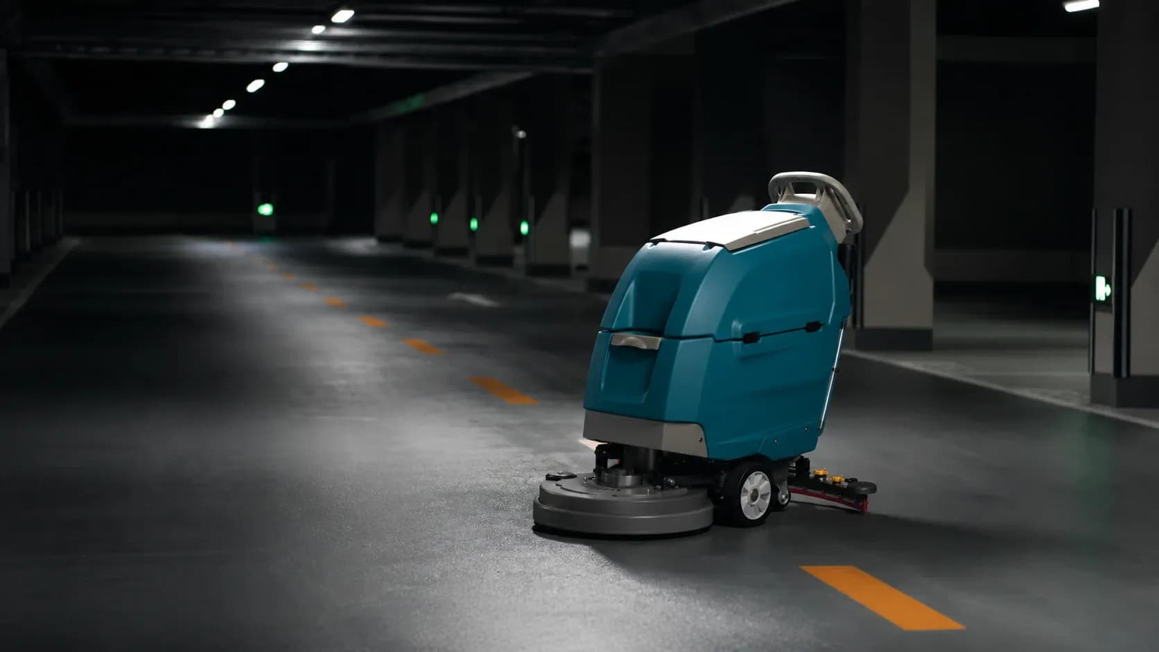 Lavadora T260 en un estacionamiento industrial