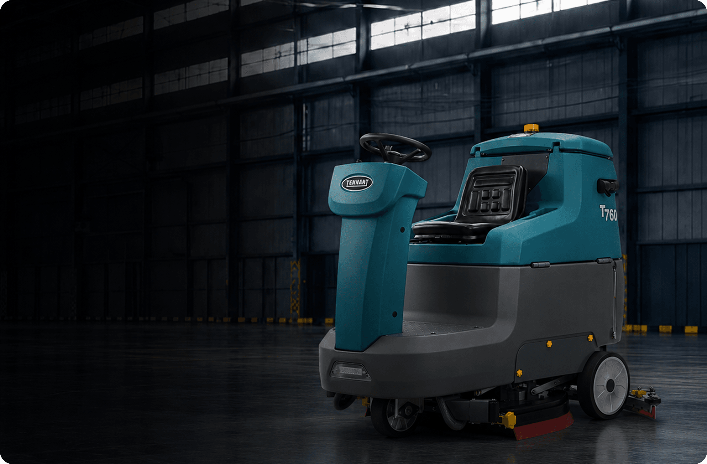 Lavadora Tennant T760 de operador sentado en un depósito industrial