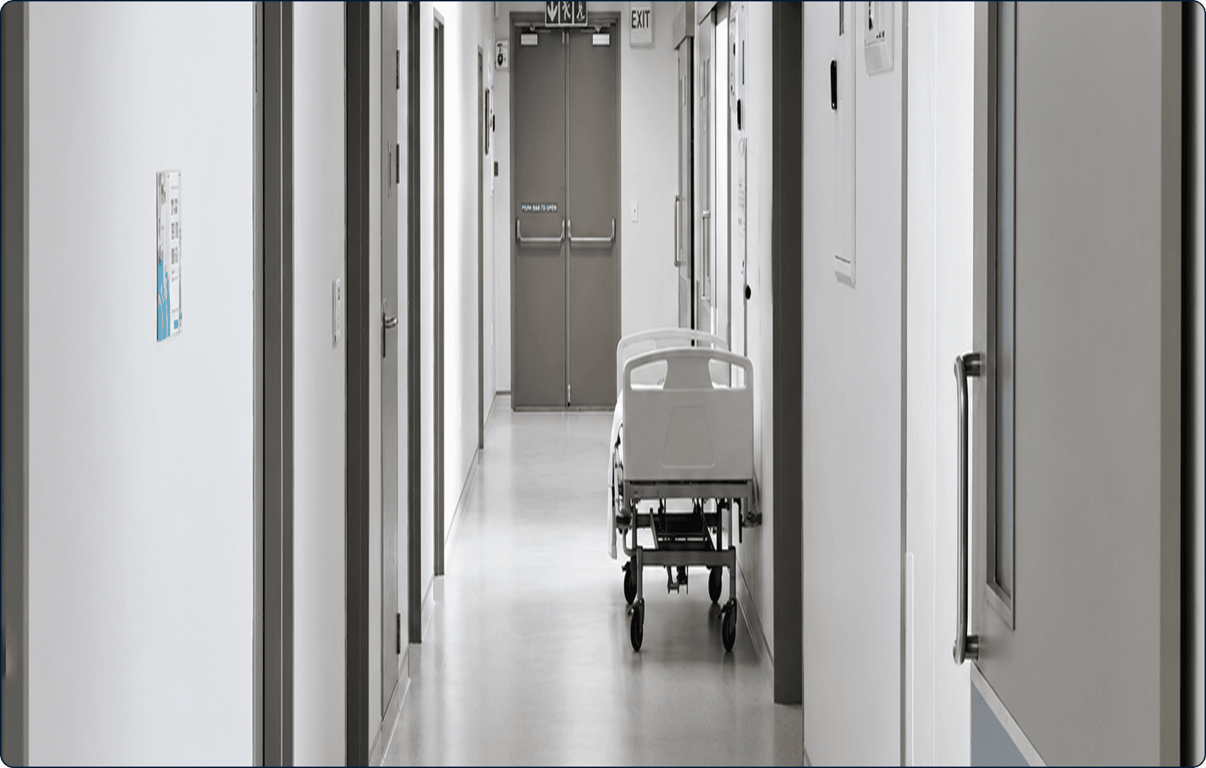 Pasillo de un centro de salud con piso continuo